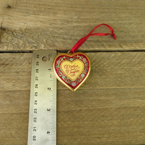 Vintage 1999 Hallmark Cards Mother and Daughter Gold Tone Heart Shaped Ornament - Picture 5 of 5